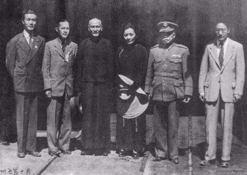 蔣中正主席（左三）與宋美齡夫人參訪日月潭工程。