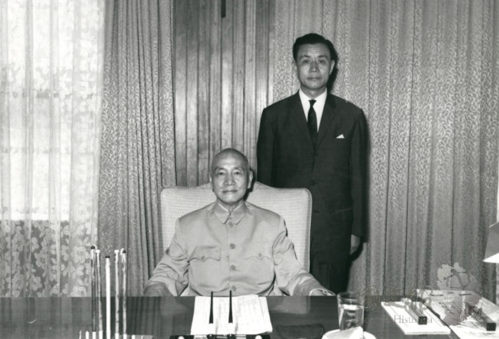 1953年，台電總經理孫運璿（後排立者）與蔣中正總統合照。