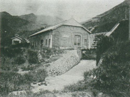 老照片裡的龜山發電所，不幸在 2012 年坍塌，目前只餘下局部的建築殘跡。