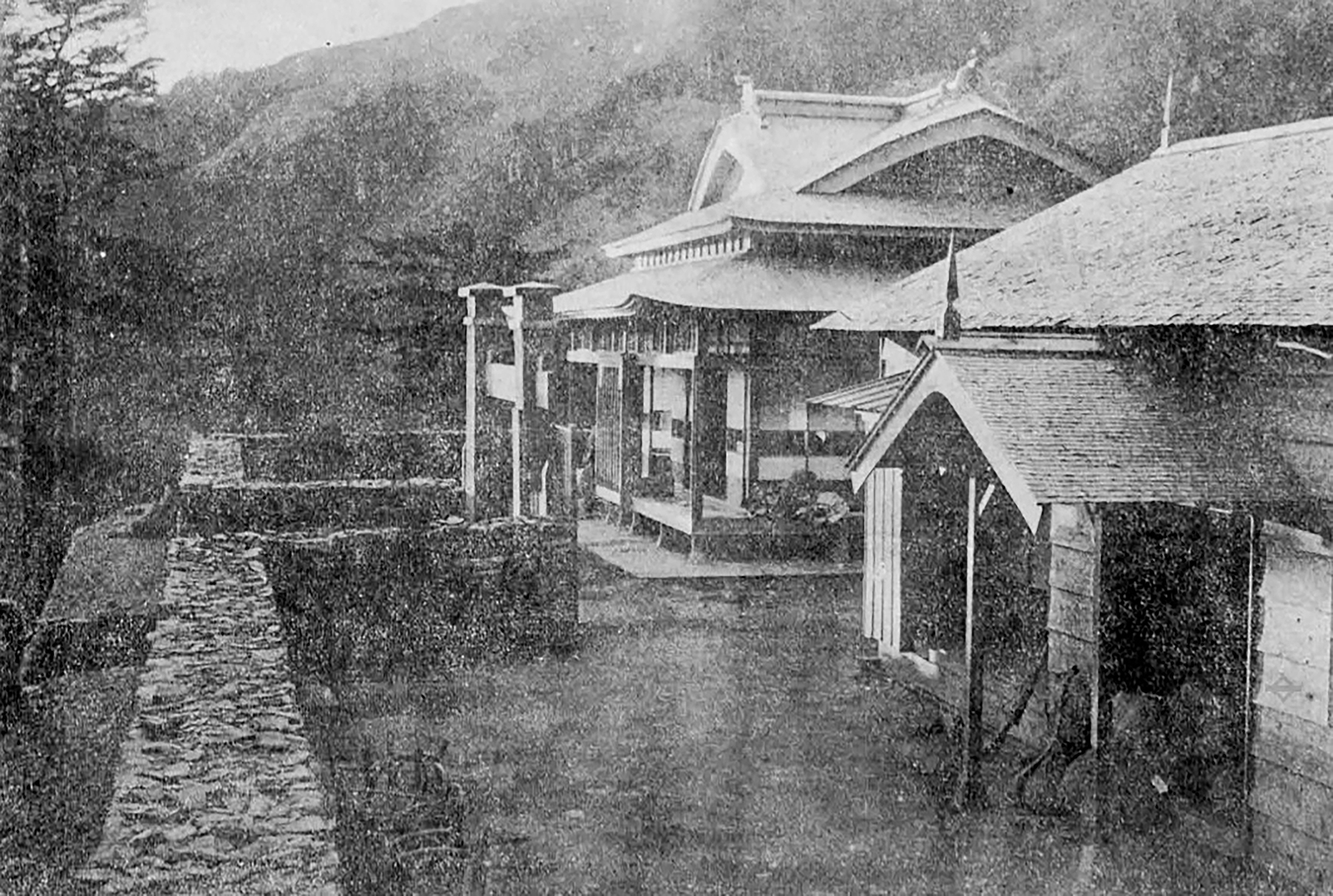 日治時期設置於能高越嶺道上的「能高駐在所」，被譽為「檜木御殿」，對於早期的登山客而言是重要基地。