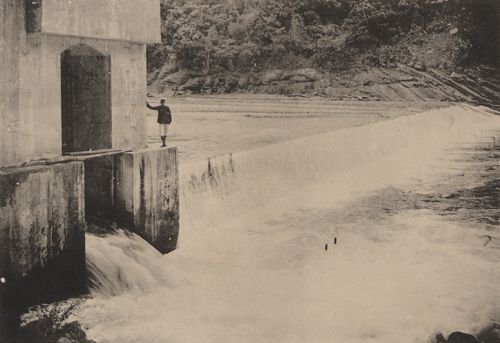 老照片裡的「台北第一發電所堰堤」全景。
