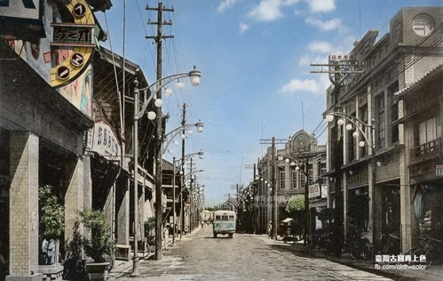 1930年代,鈴蘭燈街景,今日臺中中山路與市府路交界處一帶。
