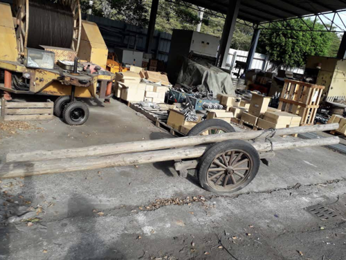 過去搬運電桿用的大憨車。