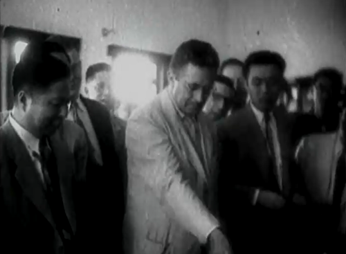 1951 年 5 月 1 日，施幹克在新竹一次變電所的配電盤室操作電鈕，啟動設備運作。