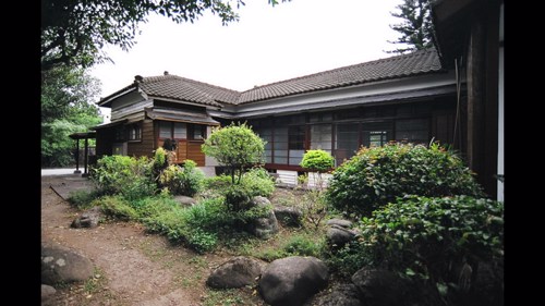今日的花蓮縣定古蹟「花蓮台肥招待所」,在日治時期是「日本鋁業」的一部分。(圖像來源:國家文化記憶庫線上策展平臺「時空旅行社」,OGDL)