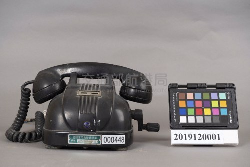「 4 号 M 磁石式電話機」也能得見於早年臺灣的其他機構。圖中這部電話由交通部航港局典藏，當時被應用於燈塔的通訊聯繫。