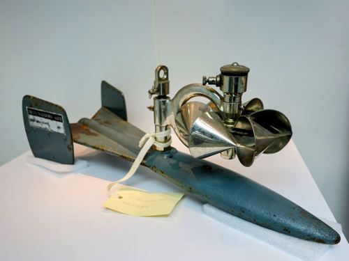 外型如飛機的「旋杯式流速儀」，是台電人1960年代用於水文調查的測量儀器，紀錄台灣「最」早以水力發電為主的綠能時代。