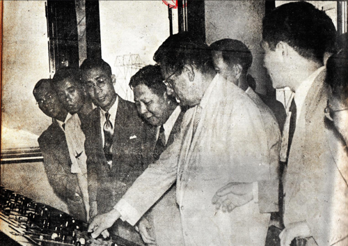 1951 年 5 月 1 日，施幹克在新竹一次變電所的配電盤室操作電鈕，啟動設備運作。