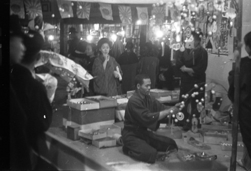 1939 年臺北新起街市場（西門紅樓）裡燈光燦爛的景象。