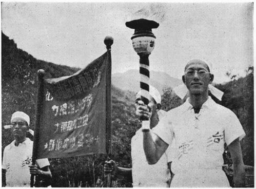 手持「成功火炬」的西區工事組組長王萬得。