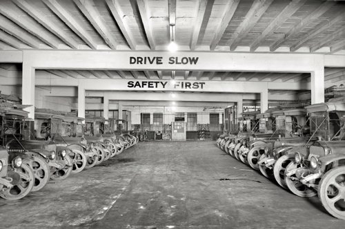 1925年美國一家工廠裡的「Safety First」標語