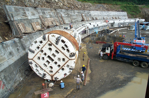 新武界引水隧道工程使用全斷面隧道鑽掘機(Tunnel Boring Machine，簡稱TBM)施工法