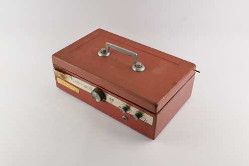 1982 年製「老牌 STEEL SAFE CO.」手提現金盒，盒上可見到密碼鎖裝置。