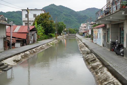 圖-8居民生活著緊鄰水圳照片