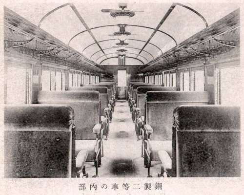 日治後期裝設電風扇的火車車廂
