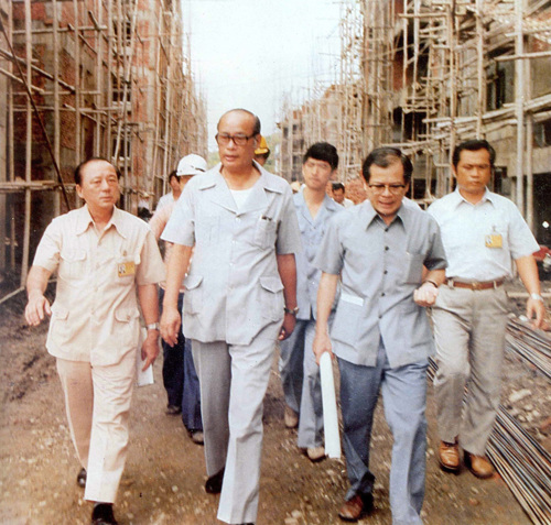 1981 年，在高雄市長任內巡視國宅工程的楊金欉（前排左二）。