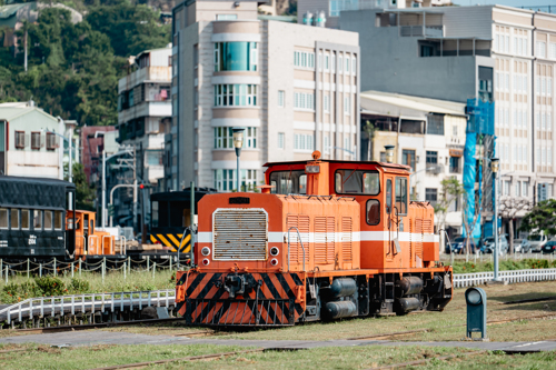 目前停放於高雄駁二特區舊打狗驛故事館的 L03 調車機。