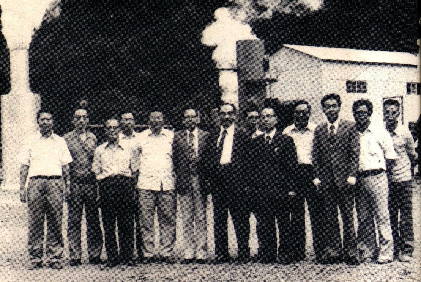 1977年清水地熱試驗廠前合影。左六為黃克剛，左七為徐賢修。