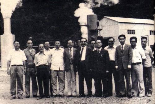 1977年清水地熱試驗廠前合影。左六為黃克剛，左七為徐賢修