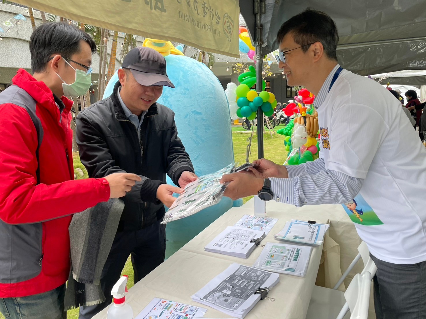 於活動中設攤宣導相關節能資訊及推廣台灣電力App