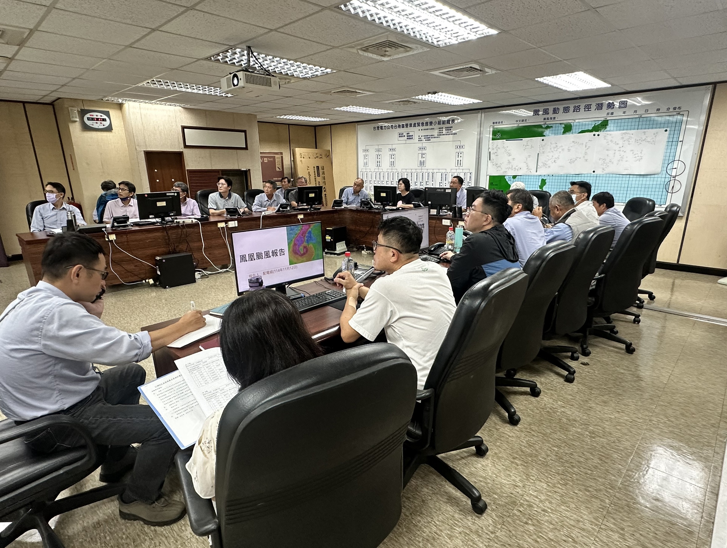 台電台南區處於今(12)日早上九時成立災害應變中心，盤點人力、車輛及設備