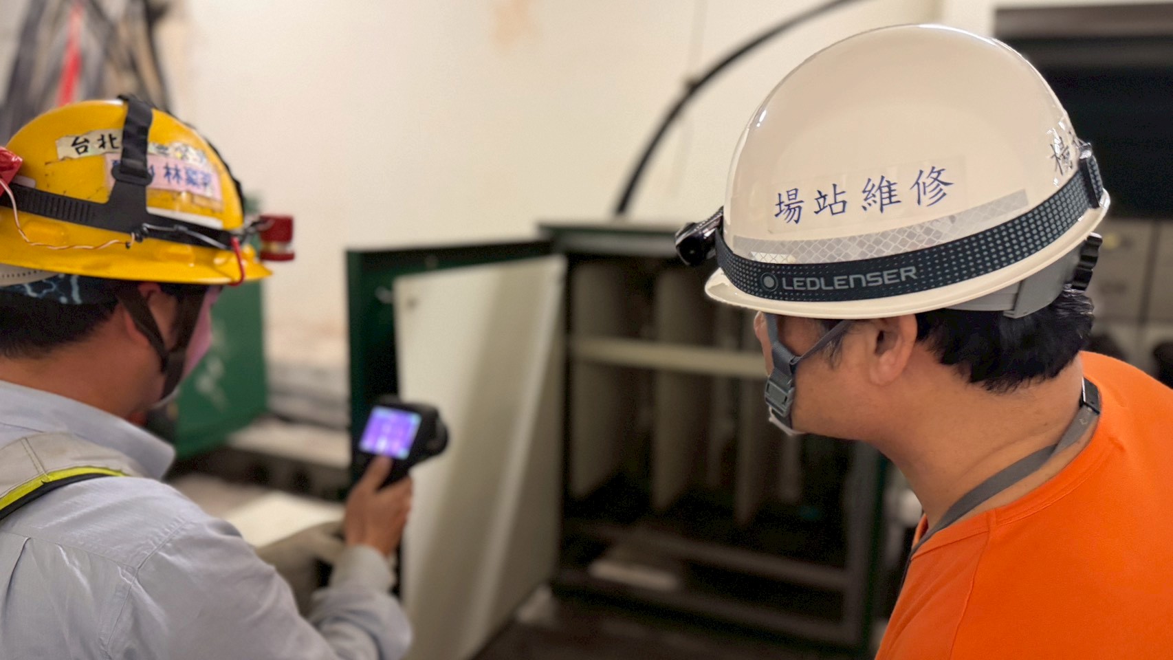 北南區處與高鐵共同進行供電設備巡檢，確保春節期間高鐵系統穩定運行