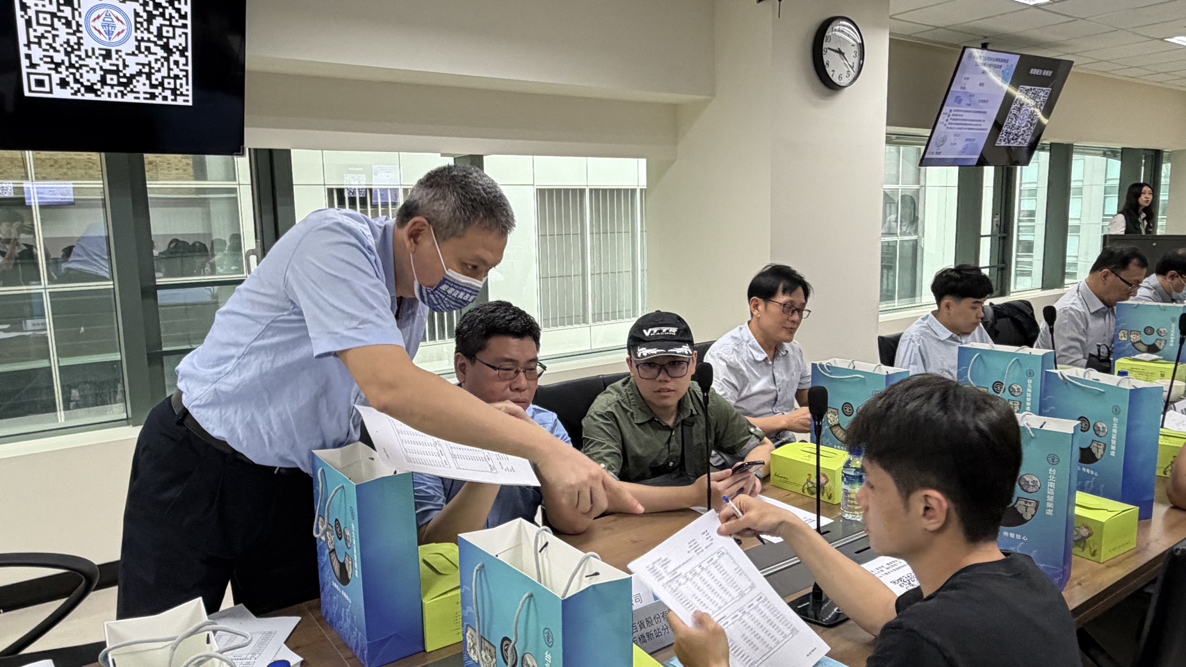 桌邊專員與用戶熱烈討論用電優化與節能措施