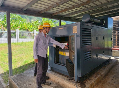 圖說: 台電台東區處確認發電機運作正常，避免停電事故。