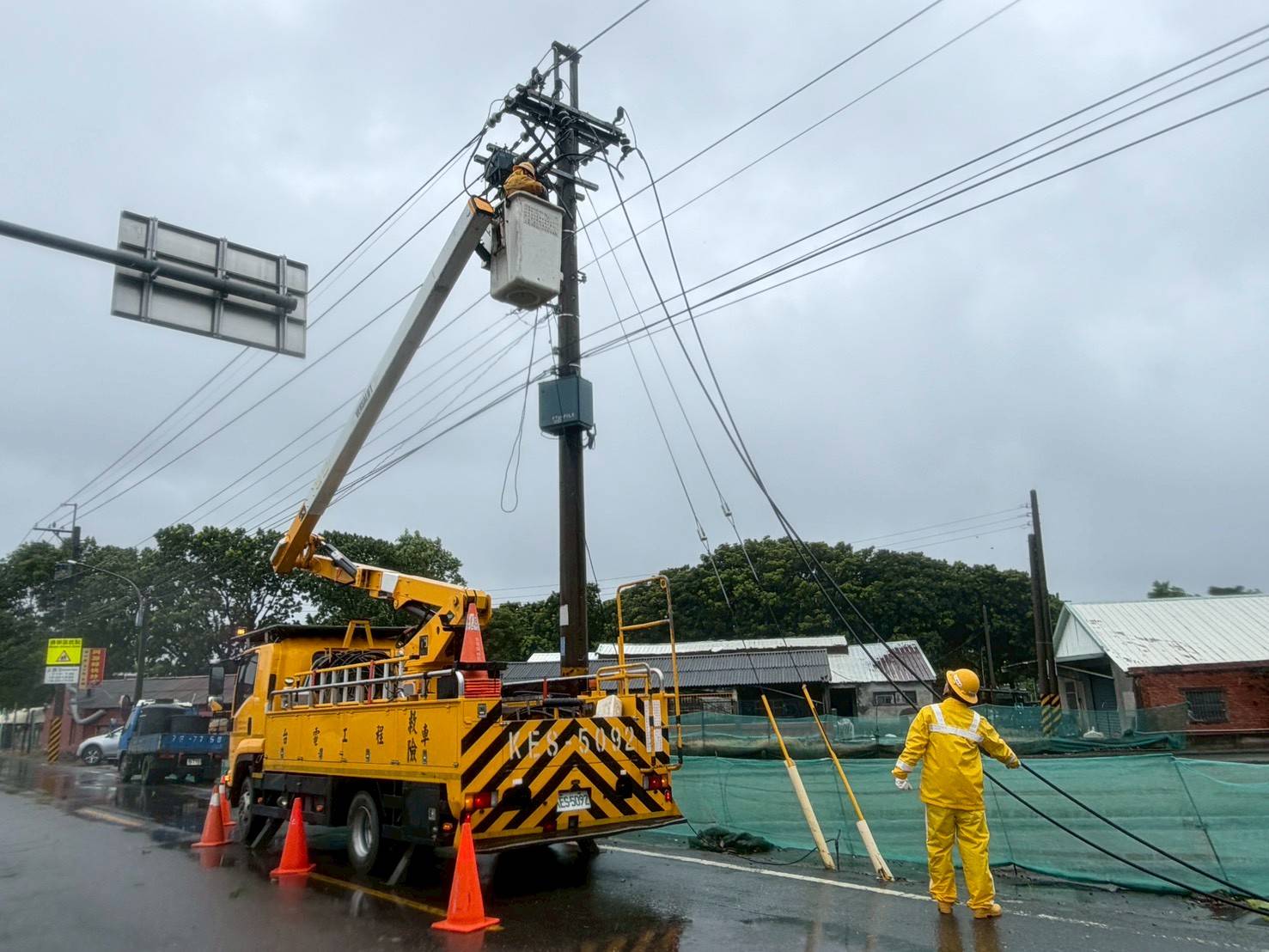 ”雲林沿海地區多處輸配電線路遭吹斷”