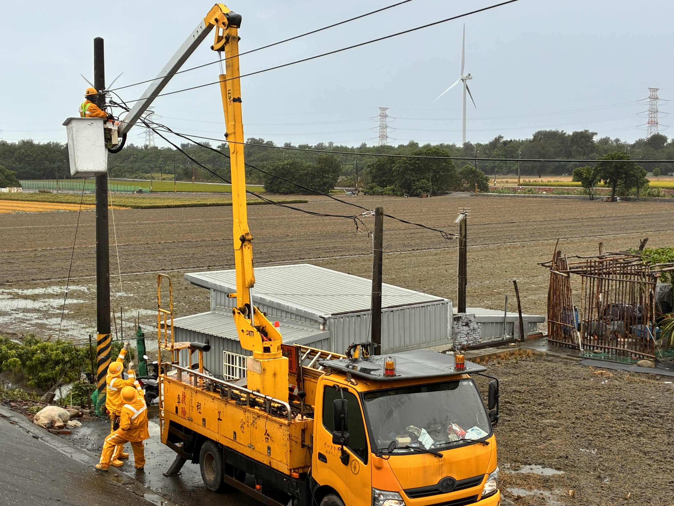 ”多處配電線路遭強風吹斷、多條饋線跳脫，雲林區處竭力搶修