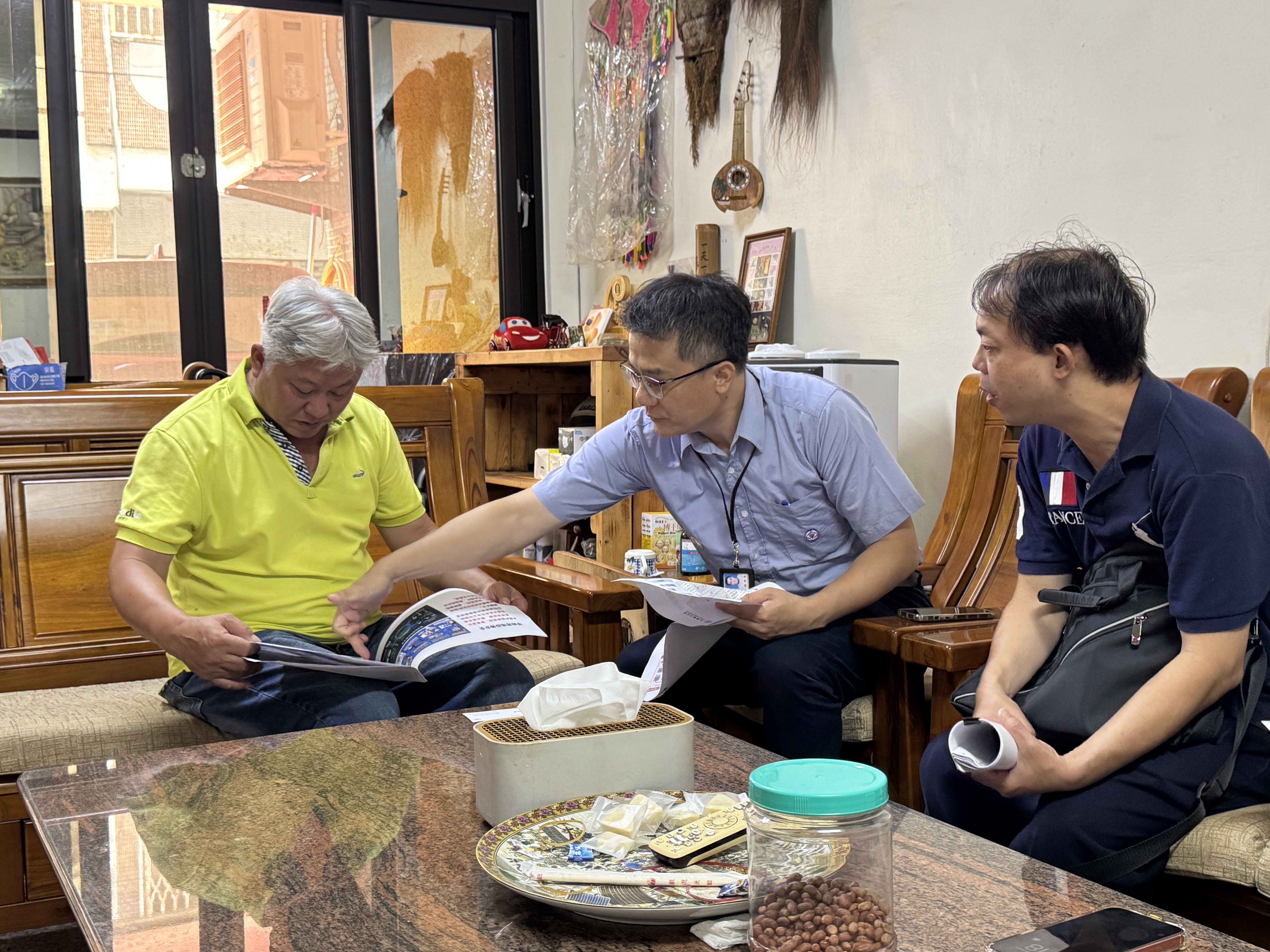 臺中市養雞協會理事長王世琳（左1）