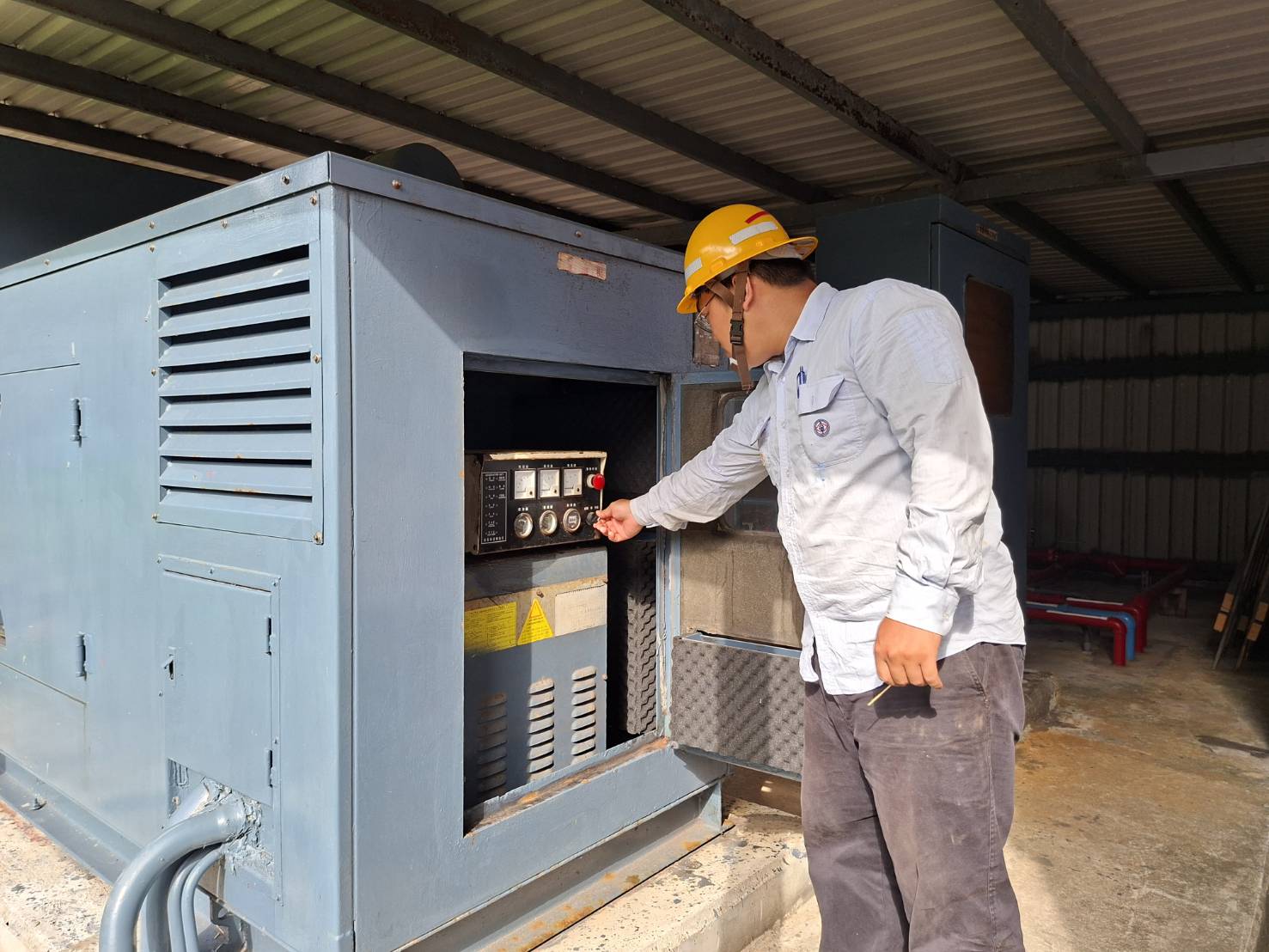 台電台東區處確認發電機運作正常，避免停電事故。
