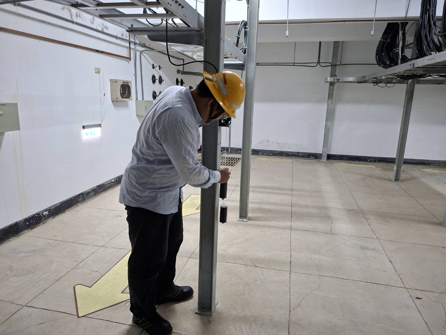 台電台東區處全面檢查電纜室設備，致力於防颱整備作業。