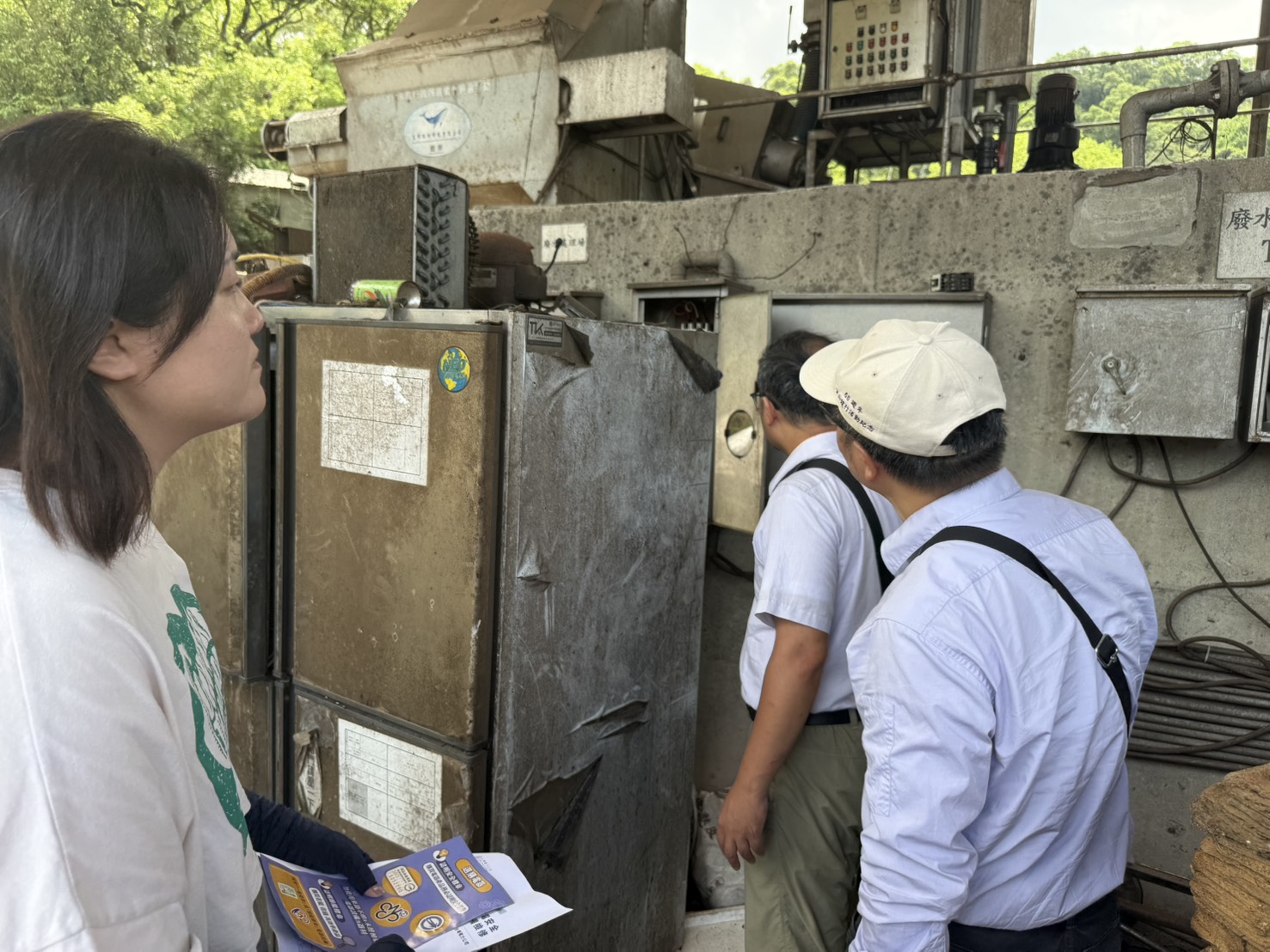 ”台電北西區營業處人員辦理颱風期間降低災損宣導提醒畜牧業者落實用電管理及防颱整備，並協助檢視現場設備”
