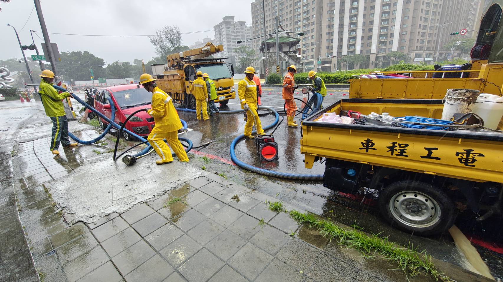 台電人員於變電所外人孔進行抽水