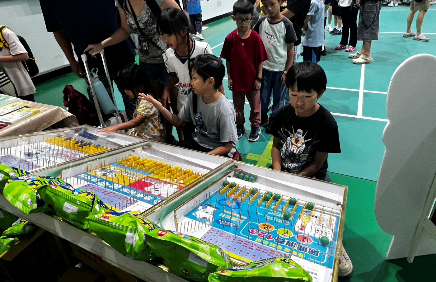 台電北南區處於「80周年系列活動-羽球Fun電營」設置節電宣導攤位，帶領學童寓教於樂認識節電知識。