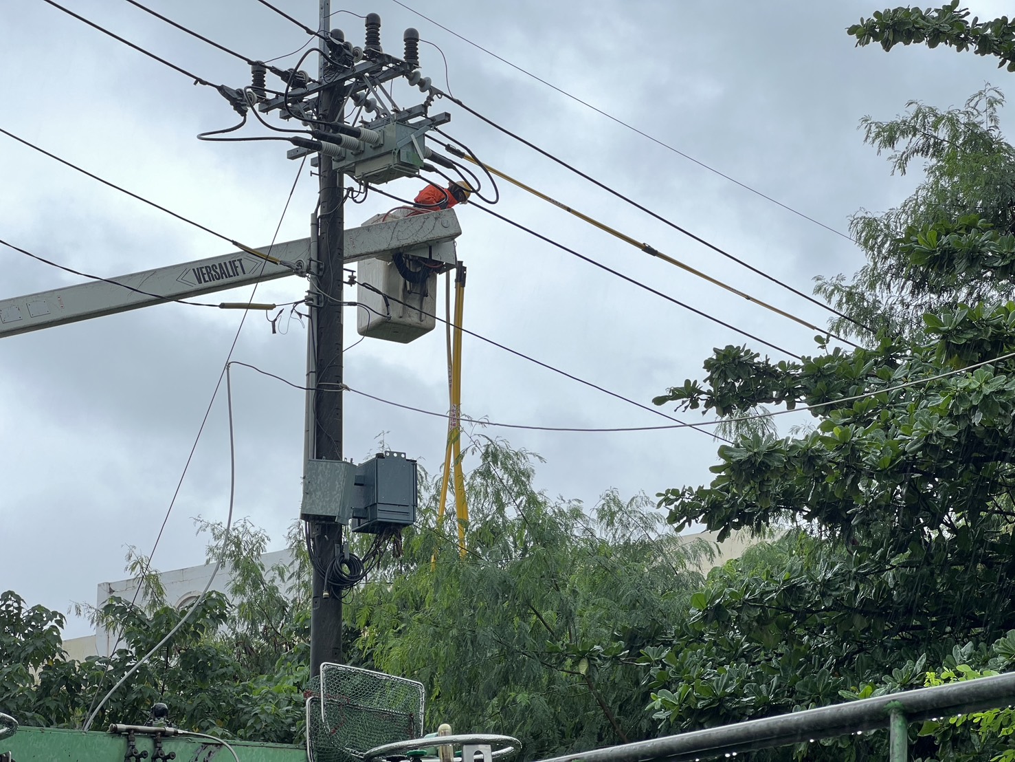 台電人員穿設防護線管