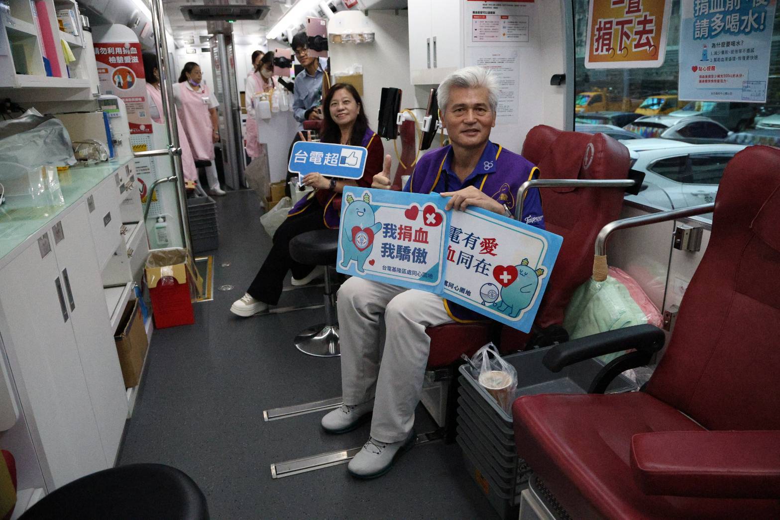 台電基隆區處長陳据湖及兩位副處長以身作則挽袖捐熱血。