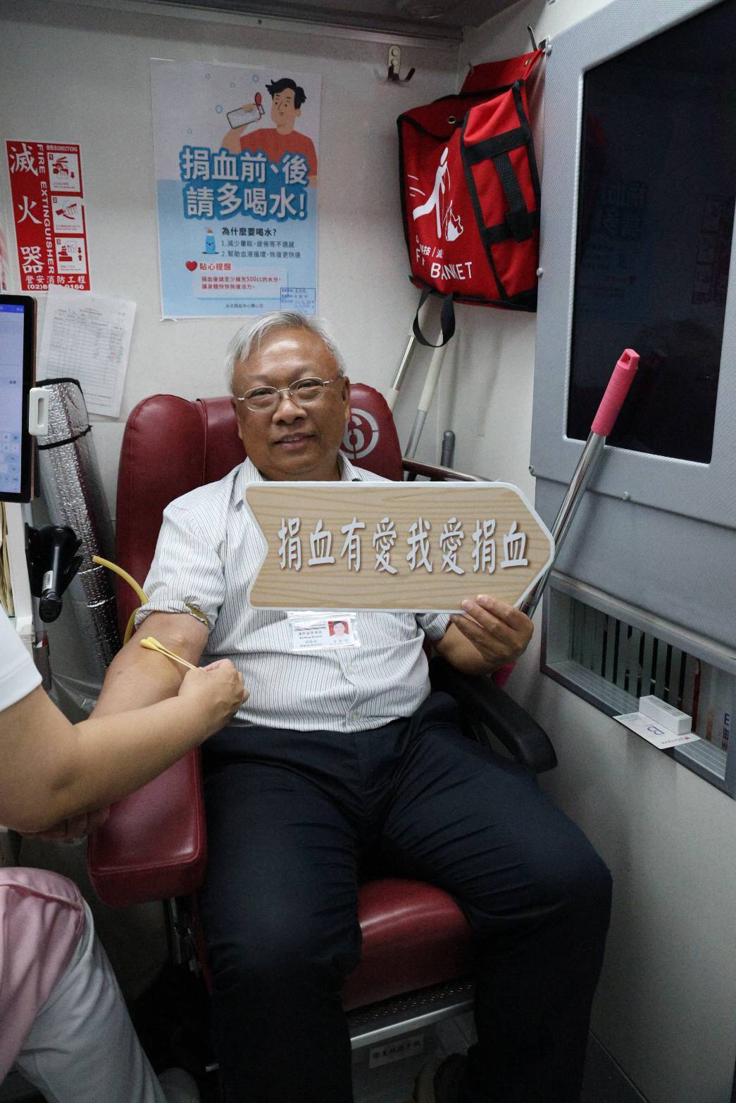 台電基隆區處長陳据湖及兩位副處長以身作則挽袖捐熱血。