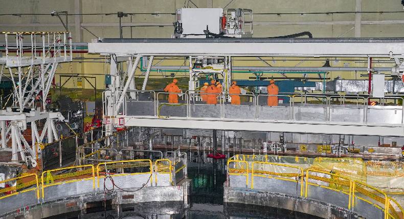 核一乾貯正式啟動熱測試 開始國內首束用過核燃料移出燃料池作業