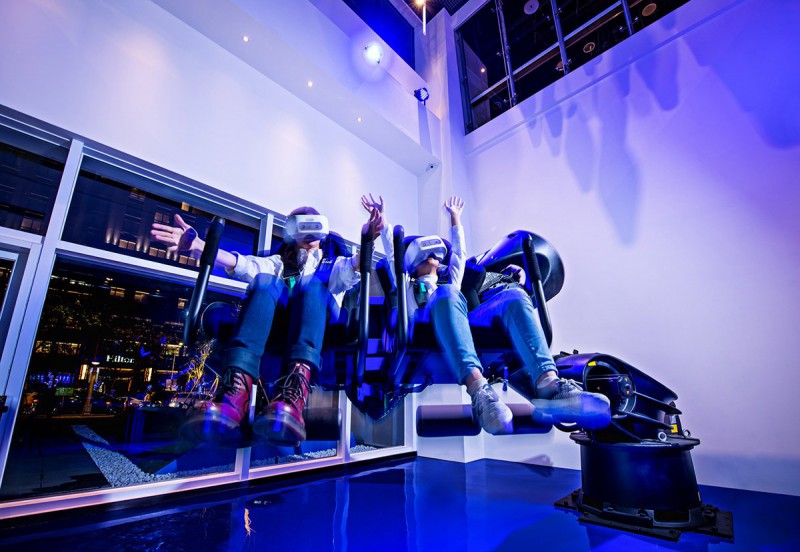 展館入口左側「VR六軸機器人」是台灣首座應用於博物館場域的載人機械手臂。 