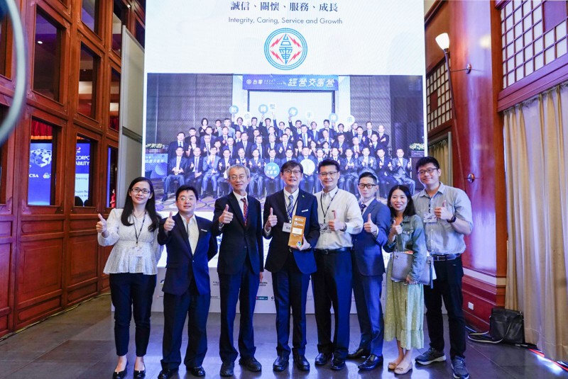 台電狂奪「2020台灣企業永續獎」6大獎，台電副總徐造華(左4)率企劃處長鄭慶鴻(左5)、副處長徐豪傑(左6)、環保處副處長溫桓正(左3)及同仁一同接受肯定。