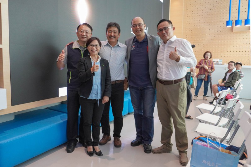 台北南區營業處處長蔡志孟、公眾服務處處長袁梅玲，再生能源處處處長蔡英聖、社團法人台灣公民自主發電行動聯盟林元笠理事長，再生能源處賴冠良組長等合影