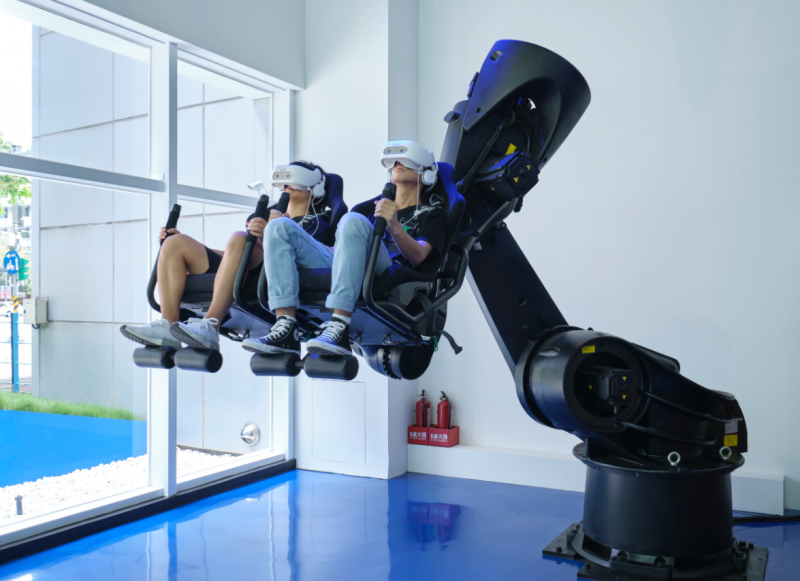 電幻一號所一樓入口左側的「VR六軸機器人」，是台灣首座載人機械手臂應用於博物館場域。