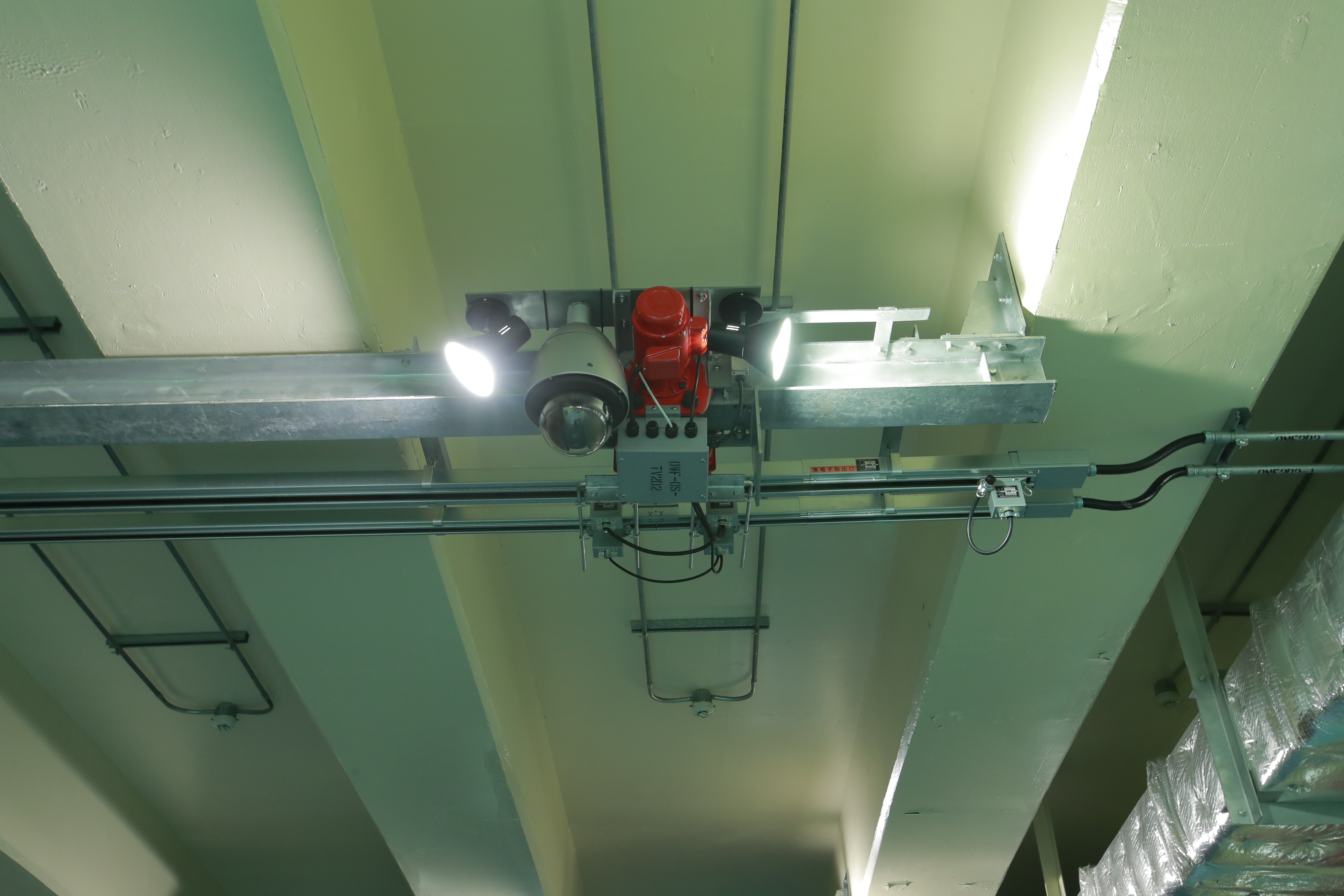 監控攝影機畫面，顯示倉庫監視系統