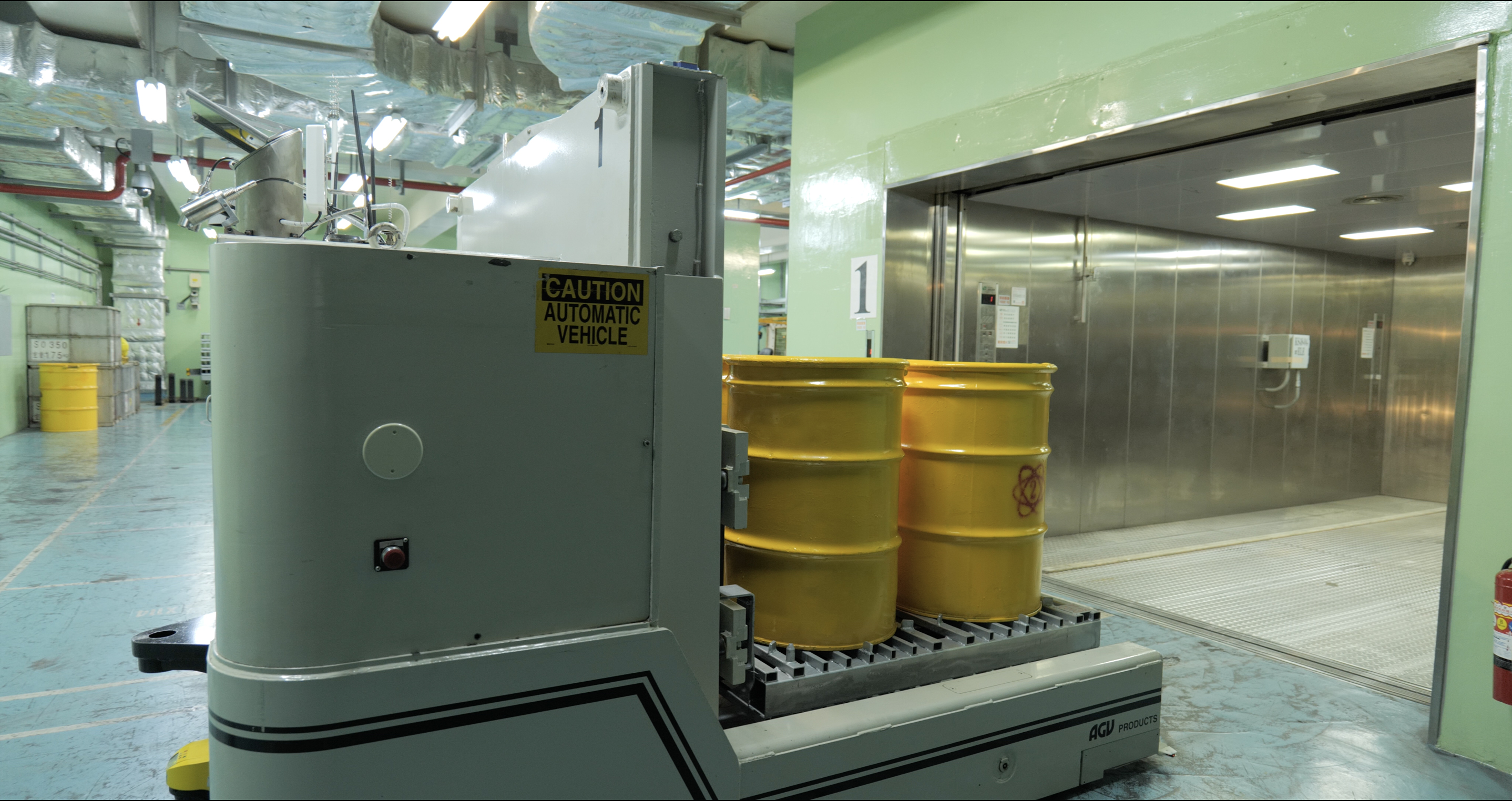 倉貯系統內部，展示自動搬運車與電梯